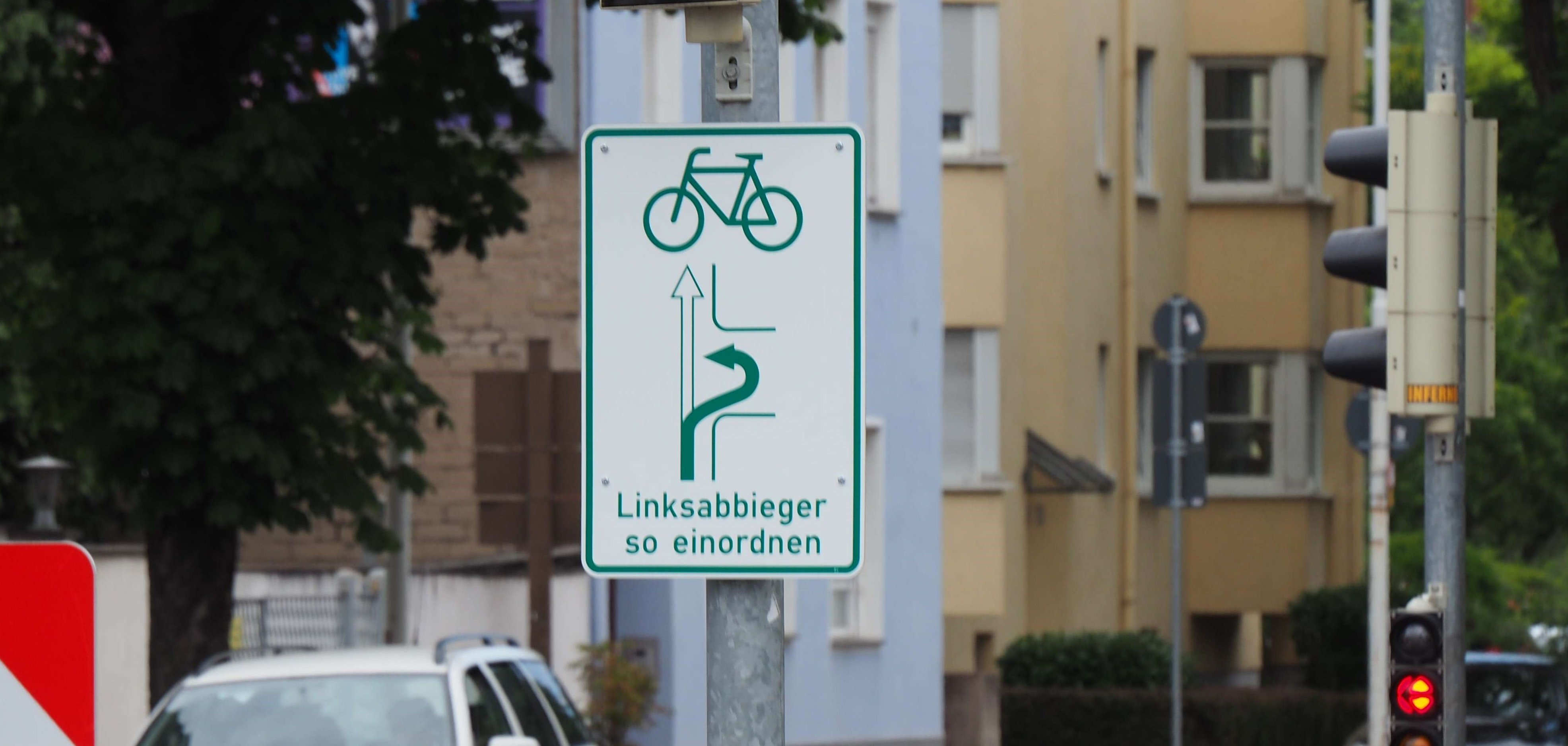 Schild indirekter Linksabbieger am Knoten Andernacher Str. / Gartenstr. / Brenderweg