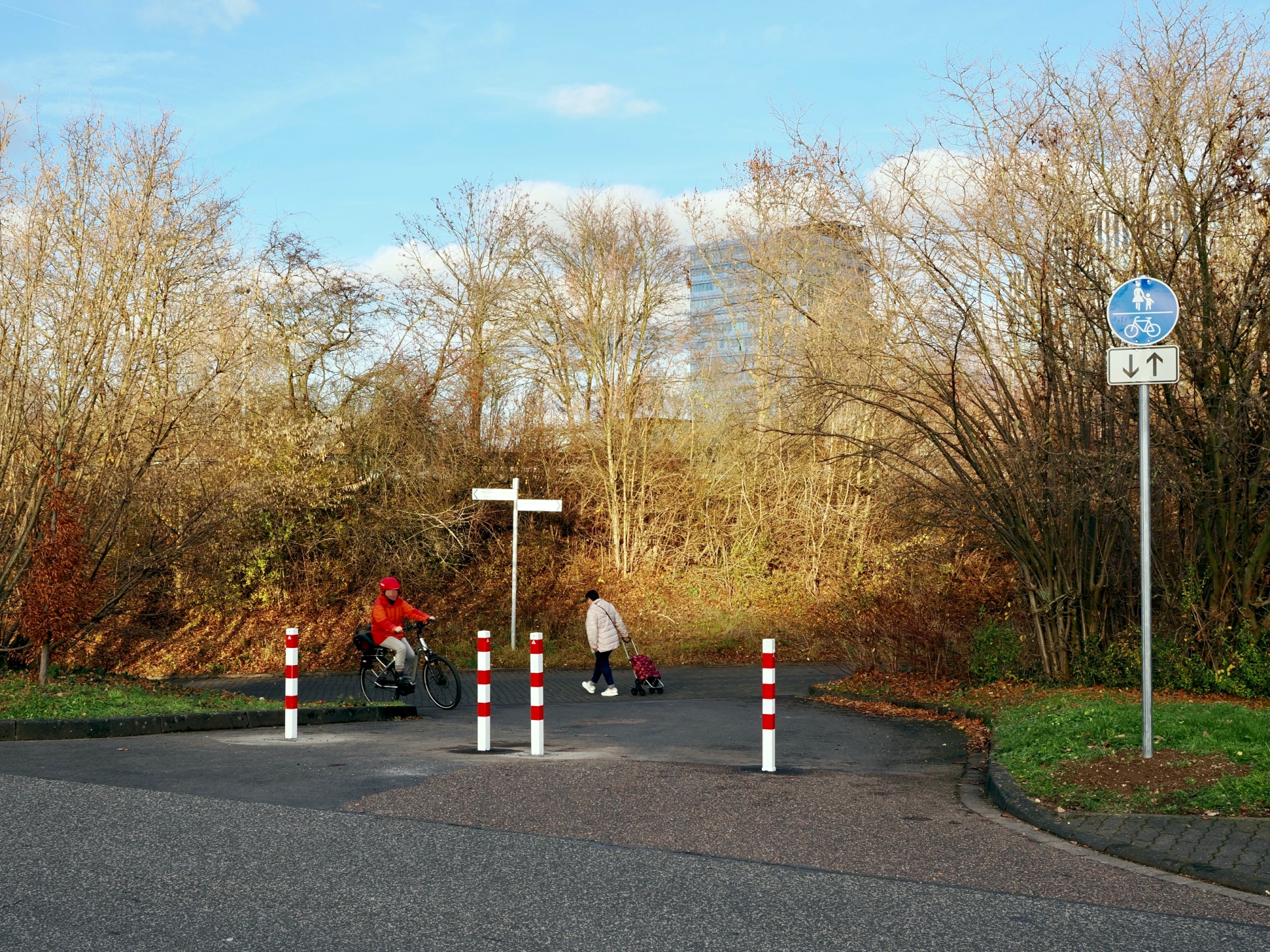 Das Foto zeigt den Einfahrtsbereich zur Kurt-Schumacher-Brücke. Die Nutzung ist aus Sicherheitsgründen ab sofort nur noch Fußgängern und Radfahrenden vorbehalten. Das Foto zeigt den Einfahrtsbereich zur Kurt-Schumacher-Brücke. Die Nutzung ist aus Sicherheitsgründen ab sofort nur noch Fußgängern und Radfahrenden vorbehalten.