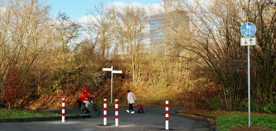 Das Foto zeigt den Einfahrtsbereich zur Kurt-Schumacher-Brücke. Die Nutzung ist aus Sicherheitsgründen ab sofort nur noch Fußgängern und Radfahrenden vorbehalten. Das Foto zeigt den Einfahrtsbereich zur Kurt-Schumacher-Brücke. Die Nutzung ist aus Sicherheitsgründen ab sofort nur noch Fußgängern und Radfahrenden vorbehalten.