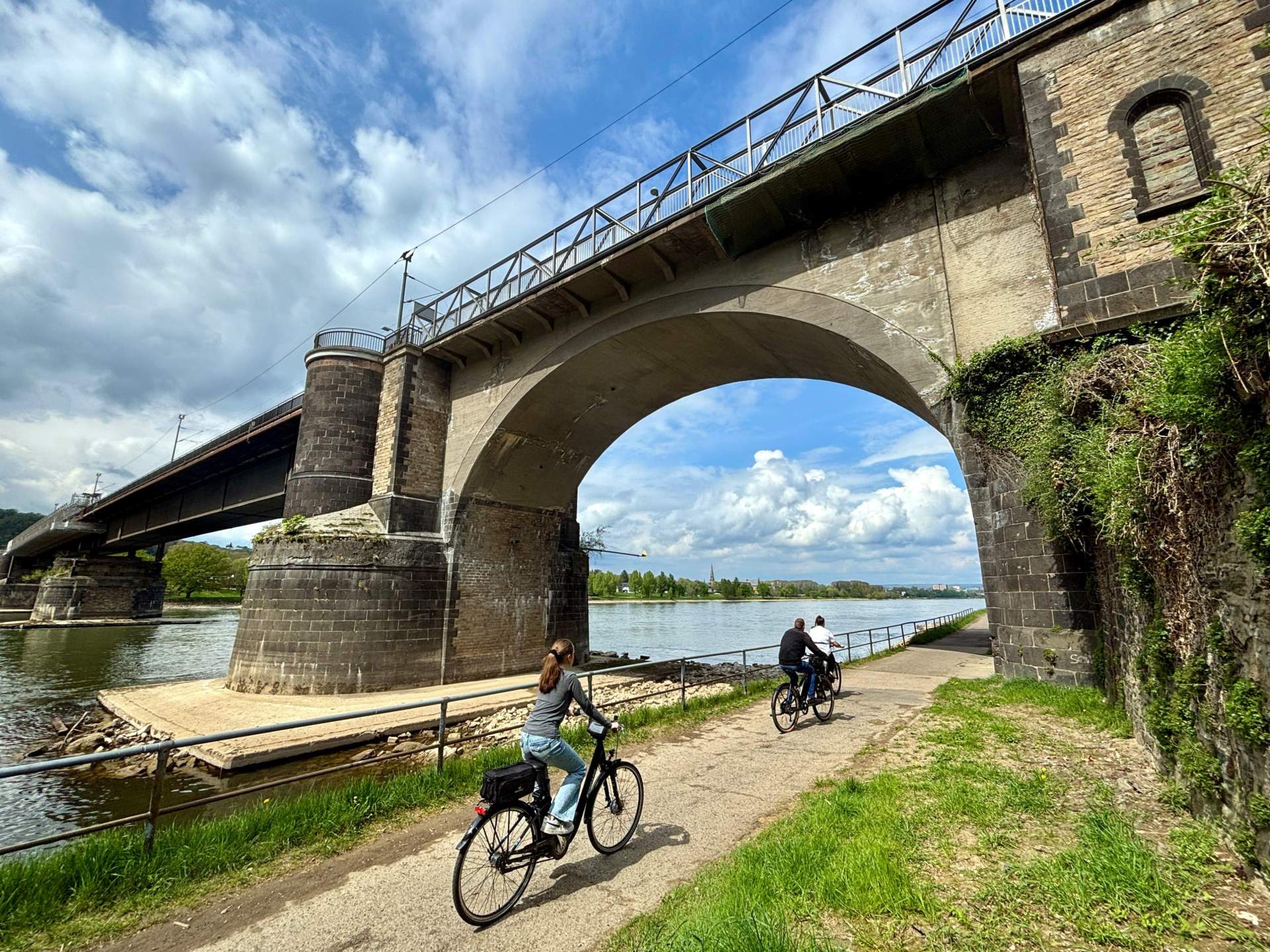 Der Leinpfad zwischen Zuwegung zur Bahnunterführung Kirchstraße / Müfflingstraße in Horchheim und der Emser Straße in Pfaffendorf muss wegen umfangreicher Arbeiten an der Horchheimer Eisenbahnbrücke voraussichtlich bis Ende des Jahres gesperrt werden.