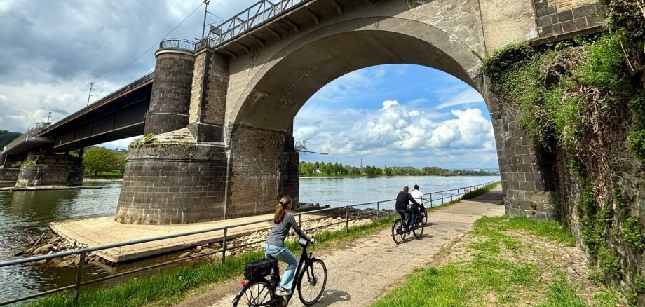 Der Leinpfad zwischen Zuwegung zur Bahnunterführung Kirchstraße / Müfflingstraße in Horchheim und der Emser Straße in Pfaffendorf muss wegen umfangreicher Arbeiten an der Horchheimer Eisenbahnbrücke voraussichtlich bis Ende des Jahres gesperrt werden. Der Leinpfad zwischen Zuwegung zur Bahnunterführung Kirchstraße / Müfflingstraße in Horchheim und der Emser Straße in Pfaffendorf muss wegen umfangreicher Arbeiten an der Horchheimer Eisenbahnbrücke voraussichtlich bis Ende des Jahres gesperrt werden.