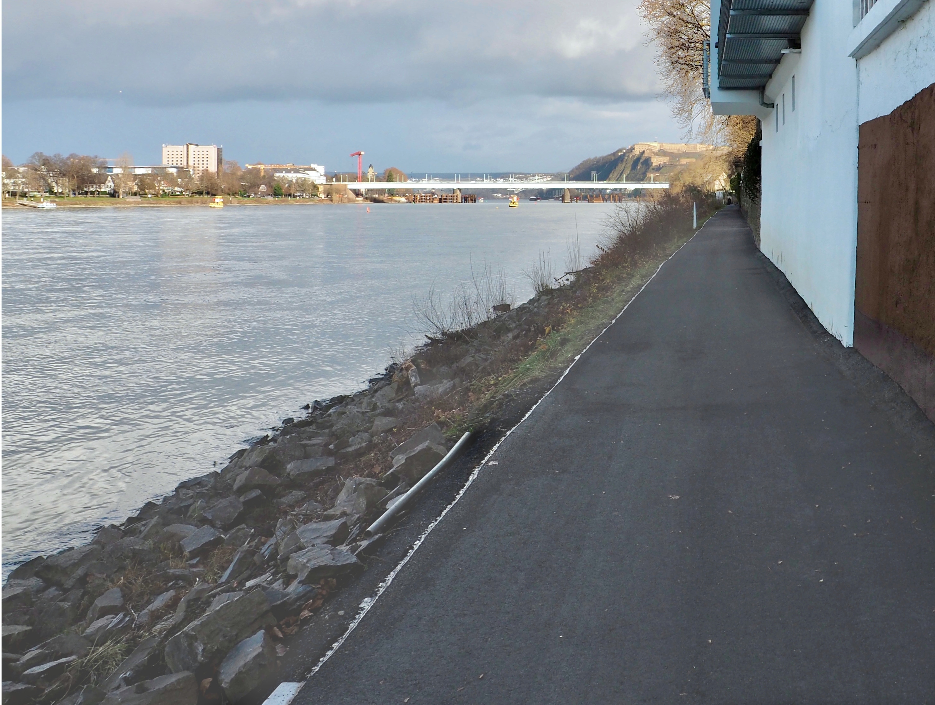 Nach dem Ausbau erstrahlt der Leinpfad in Pfaffendorf in neuem Glanz und kann wieder sicher mit dem Rad befahren und begangen werden.