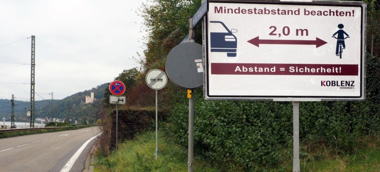 Hinweisschild zur Einhaltung des gesetzlich vorgeschriebenen Mindestüberholabstandes von Kraftfahrzeugen zu Radfahrern an der B9 zwischen Königsbach und Stolzenfels. Hinweisschild zur Einhaltung des gesetzlich vorgeschriebenen Mindestüberholabstandes von Kraftfahrzeugen zu Radfahrern an der B9 zwischen Königsbach und Stolzenfels.
