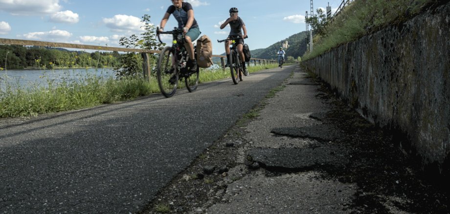 Der Rheinradweg zwischen Königsbach und dem Koblenzer Stadtteil Stolzenfels wird im Anschluss an die Leitungsverlegung ausgebaut Der Rheinradweg zwischen Königsbach und dem Koblenzer Stadtteil Stolzenfels wird im Anschluss an die Leitungsverlegung ausgebaut