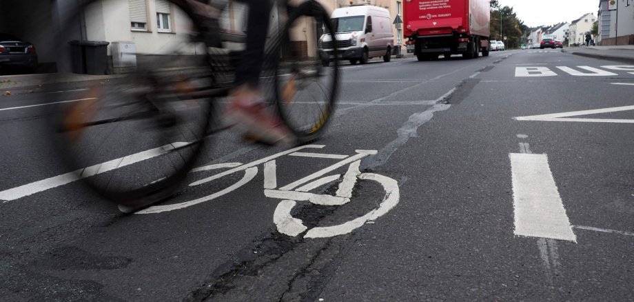 Deutlich erkennbar sind die Fräskanten im Radschutzstreifen in der Mayener Straße in Lützel Deutlich erkennbar die Fräskanten im Radschutzstreifen in der Mayener Straße in Lützel