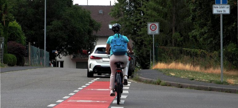 Schutzstreifen in Metternich Oberweiher mit Radfahrerin und falsch parkendem PKW Schutzstreifen in Metternich Oberweiher mit Radfahrerin und falsch parkendem PKW