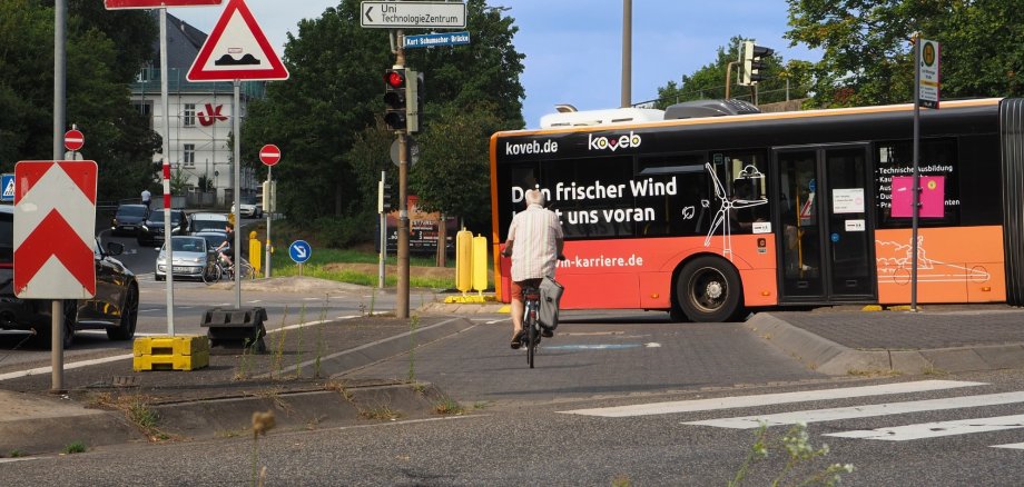 Der Kreuzungsbereich Winninger Straße / Oberweiher / Kurt-Schumacher-Brücke wird für den Bus-, Fuß- und Radverkehr umgestaltet. Der Kreuzungsbereich Winninger Straße / Oberweiher / Kurt-Schumacher-Brücke wird für den Bus-, Fuß- und Radverkehr umgestaltet.
