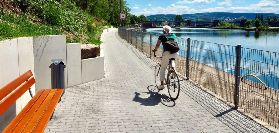 Der Leinpfad entlang der Mosel zwischen Rohrerhof und der Staustufe ist bei Radfahrern und Fußgängern sehr beliebt und kann nach dem Ausbau wieder uneingeschränkt und angenehmer als zuvor genutzt werden. Der Leinpfad entlang der Mosel zwischen Rohrerhof und der Staustufe ist bei Radfahrern und Fußgängern sehr beliebt und kann nach dem Ausbau wieder uneingeschränkt und angenehmer als zuvor genutzt werden.