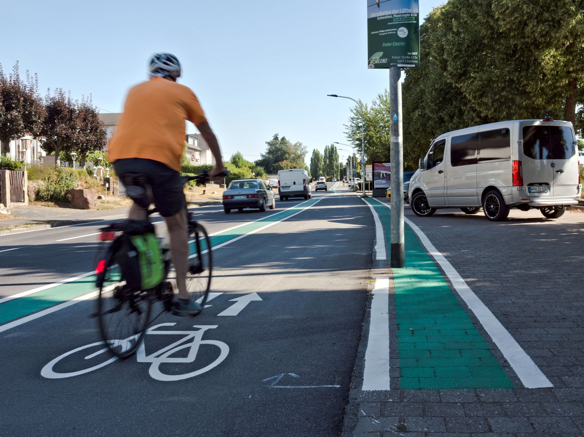 Ein 75 cm breiter, grün eingefärbter und durchgängiger Sicherheitstrennstreifen zwischen dem Radweg und der Fahrbahn sowie zu den Parkständen gegenüber dem Weinhaus Schwab sorgt für eine klare Trennung und erhöht die Aufmerksamkeit aller Verkehrsteilnehmenden.