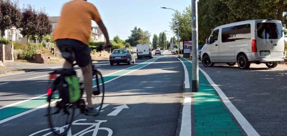 Ein 75 cm breiter, grün eingefärbter und durchgängiger Sicherheitstrennstreifen zwischen dem Radweg und der Fahrbahn sowie zu den Parkständen gegenüber dem Weinhaus Schwab sorgt für eine klare Trennung und erhöht die Aufmerksamkeit aller Verkehrsteilnehmenden. Ein 75 cm breiter, grün eingefärbter und durchgängiger Sicherheitstrennstreifen zwischen dem Radweg und der Fahrbahn sowie zu den Parkständen gegenüber dem Weinhaus Schwab sorgt für eine klare Trennung und erhöht die Aufmerksamkeit aller Verkehrsteilnehmenden.