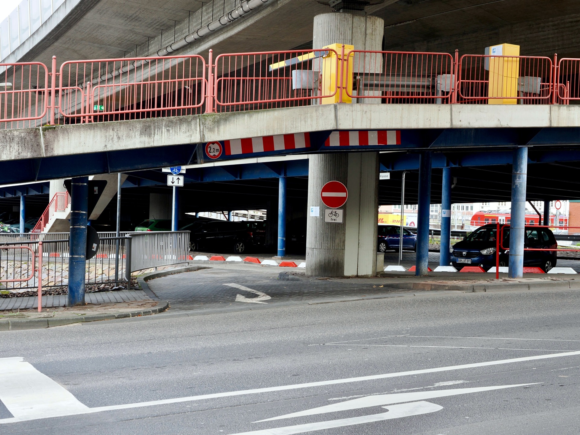Die Einfahrt für den Radverkehr über den Linksabbieger von der Beatusstraße in Richtung Kardinal-Krementz-Straße mit Ziel “Altstadt” ist ab sofort möglich. Die Einfahrt für den Radverkehr über den Linksabbieger von der Beatusstraße in Richtung Kardinal-Krementz-Straße mit Ziel “Altstadt” ist ab sofort möglich.