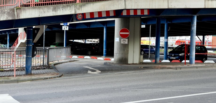 Die Einfahrt für den Radverkehr über den Linksabbieger von der Beatusstraße in Richtung Kardinal-Krementz-Straße mit Ziel “Altstadt” ist ab sofort möglich. Die Einfahrt für den Radverkehr über den Linksabbieger von der Beatusstraße in Richtung Kardinal-Krementz-Straße mit Ziel “Altstadt” ist ab sofort möglich.