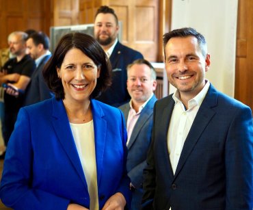 Die Wirtschafts- und Verkehrsministerin von Rheinland-Pfalz Daniela Schmitt (links) und Gastgeber Oberbürgermeister der Stadt Koblenz David Langner im historischen Rathaussaal. Die Wirtschafts- und Verkehrsministerin von Rheinland-Pfalz Daniela Schmitt (links) und Gastgeber Oberbürgermeister der Stadt Koblenz David Langner im historischen Rathaussaal.