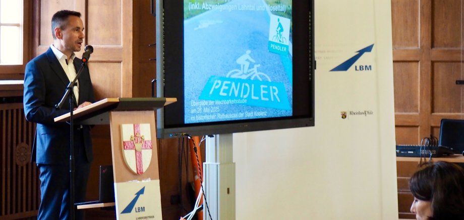 Oberbürgermeister David Langner begrüßt die rheinland-pfälzische Wirtschafts- und Verkehrsministerin Daniela Schmitt (rechts unten im Bild) und weitere Gäste im historischen Rathaussaal der Stadt Koblenz. Oberbürgermeister David Langner begrüßt die rheinland-pfälzische Wirtschafts- und Verkehrsministerin Daniela Schmitt (rechts unten im Bild) und weitere Gäste im historischen Rathaussaal der Stadt Koblenz.