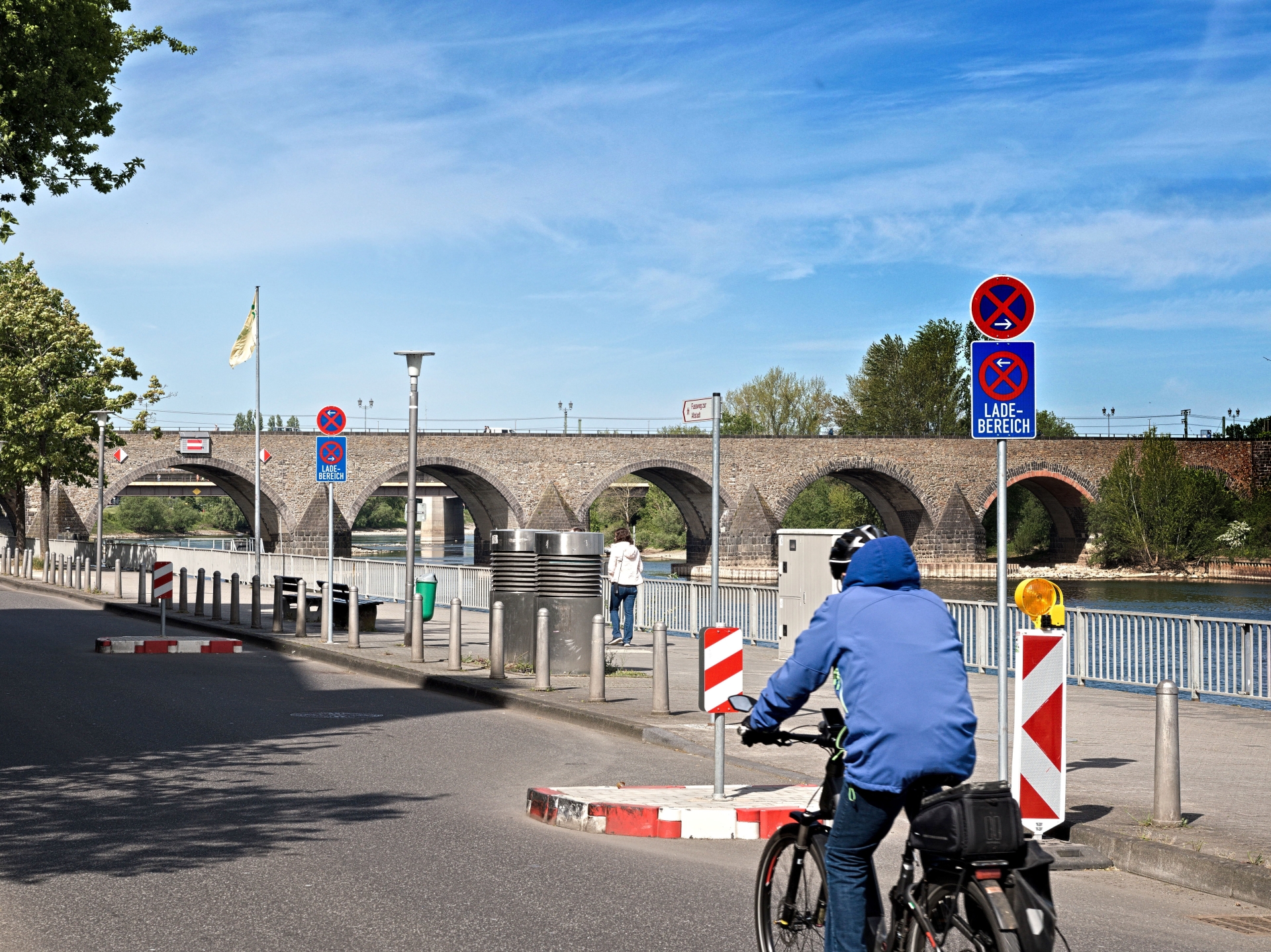 Die einengenden Elemente am Ladebereich werden im Zuge der Überarbeitung des Peter-Altmeier-Ufers entfernt und durch eine Bodenschwelle ersetzt.