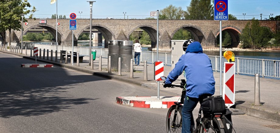 Die einengenden Elemente am Ladebereich werden im Zuge der Überarbeitung des Peter-Altmeier-Ufers entfernt und durch eine Bodenschwelle ersetzt.