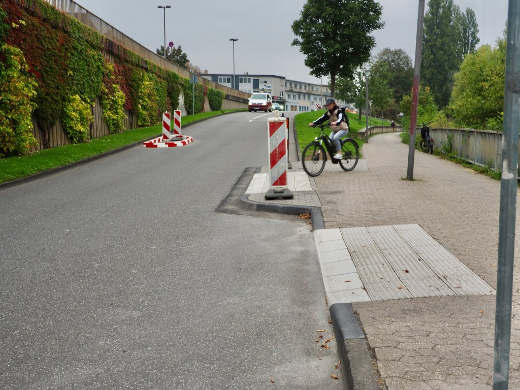 Neu gebauter Übergang zwischen Leinpfad und Peter-Altmeier-Ufer. DIe Markierung und Beschilderung werden noch ergänzt. Neu gebauter Übergang zwischen Leinpfad und Peter-Altmeier-Ufer. DIe Markierung und Beschilderung werden noch ergänzt.