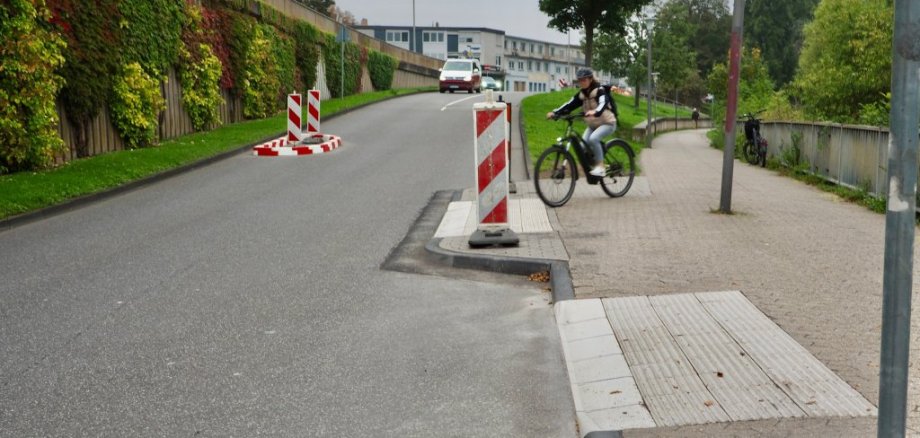 Neu gebauter Übergang zwischen Leinpfad und Peter-Altmeier-Ufer. DIe Markierung und Beschilderung werden noch ergänzt.