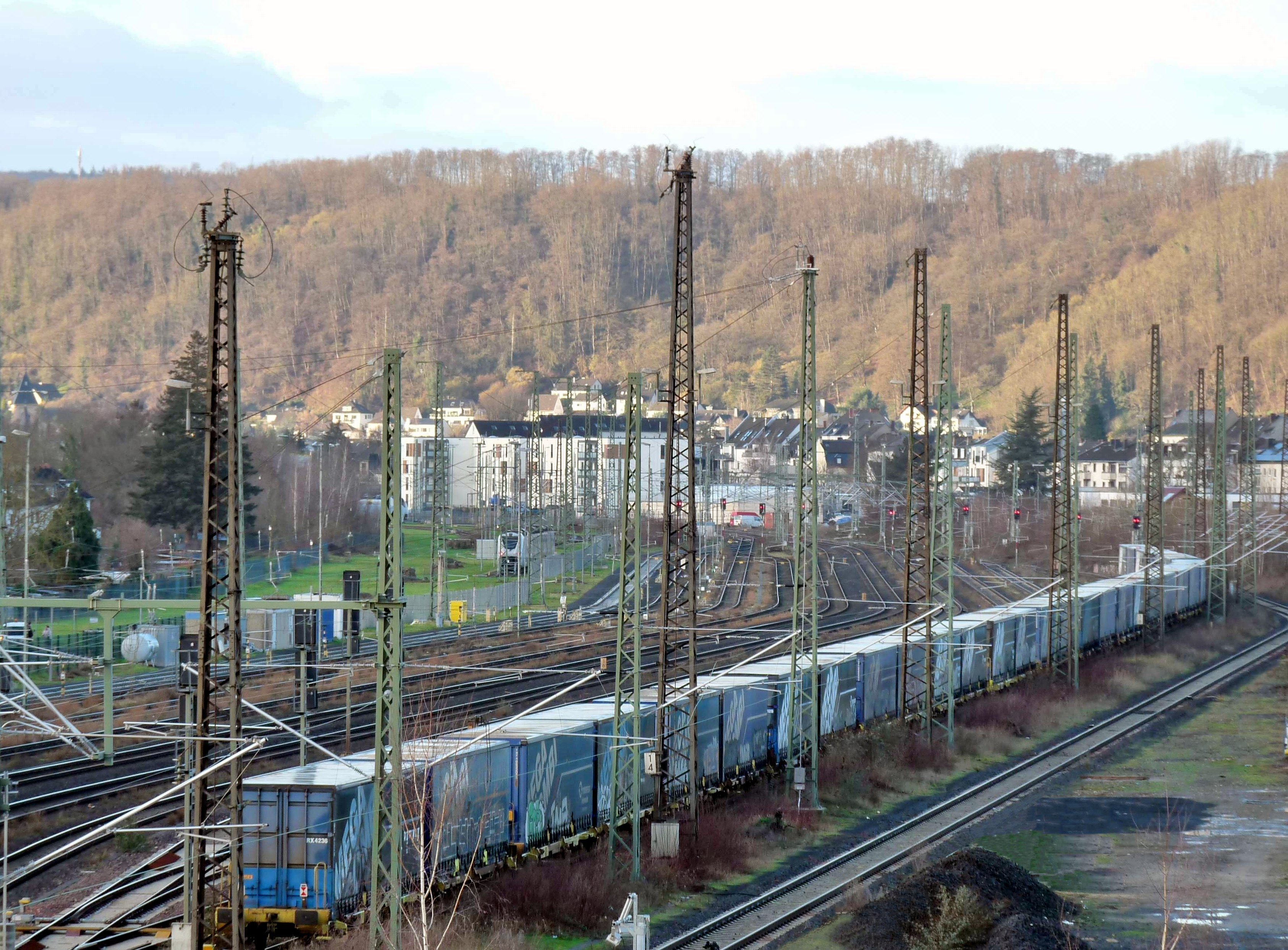 Die durch Bahngleise getrennten Stadtteile Rauental/Moselweiß und Goldgrube sollen durch eine neue Fuß- und Radverkehrsbrücke miteinander verbunden werden.