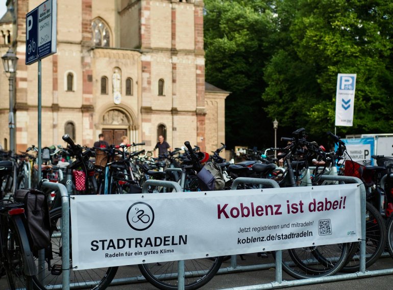 125 Bügel für 250 Fahrräder standen den Besucher*innen von Rhein in Flammen 2025 vor der Basilika St. Kastor am Deutschen Eck zur Verfügung. Das Angebot wurde sehr gut angenommen. 125 Bügel für 250 Fahrräder standen den Besucher*innen von Rhein in Flammen 2025 vor der Basilika St. Kastor am Deutschen Eck zur Verfügung. Das Angebot wurde sehr gut angenommen.
