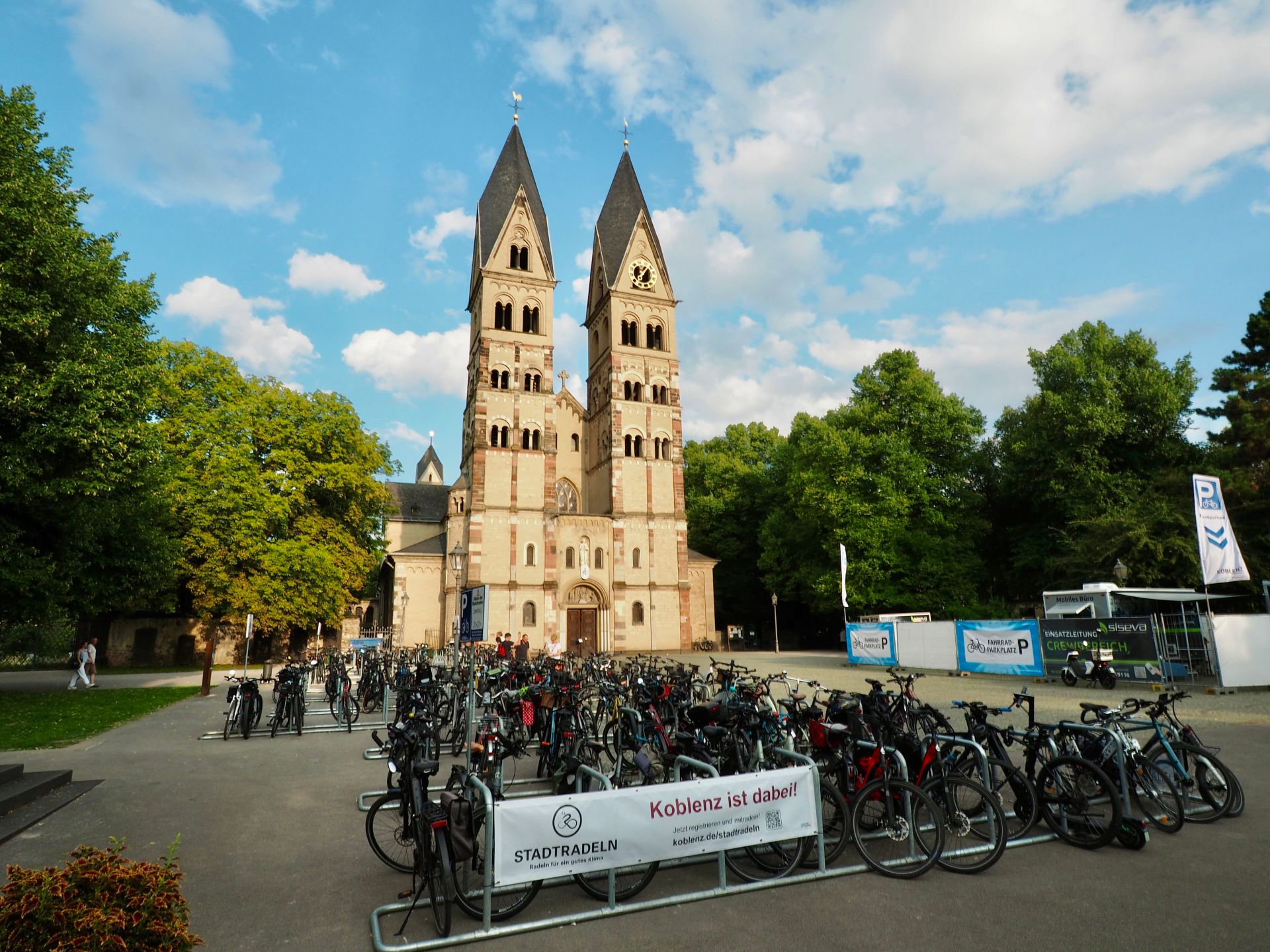 125 Bügel für 250 Fahrräder standen den Besucher*innen von Rhein in Flammen 2025 vor der Basilika St. Kastor am Deutschen Eck zur Verfügung. Das Angebot wurde sehr gut angenommen. 125 Bügel für 250 Fahrräder standen den Besucher*innen von Rhein in Flammen 2025 vor der Basilika St. Kastor am Deutschen Eck zur Verfügung. Das Angebot wurde sehr gut angenommen.