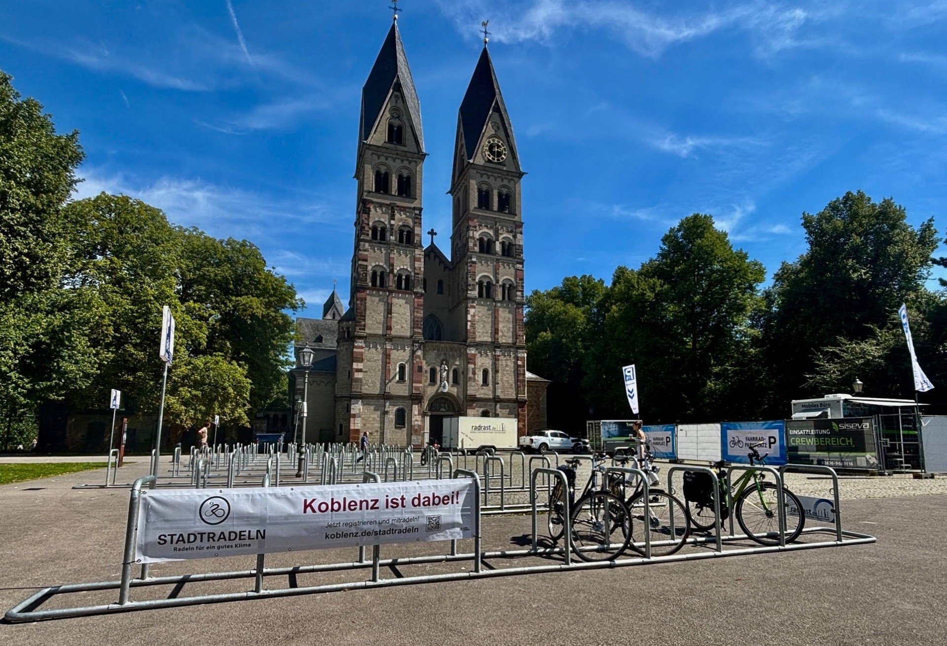 125 Bügel für 250 Fahrräder stehen den Besucher*innen von Rhein in Flammen 2025 vor der Basilika St. Kastor am Deutschen Eck zur Verfügung. 125 Bügel für 250 Fahrräder stehen den Besucher*innen von Rhein in Flammen 2025 vor der Basilika St. Kastor am Deutschen Eck zur Verfügung.