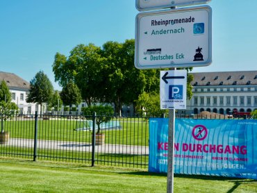 Wegweiser zum Fahrradparkplatz am Deutschen Eck anlässlich Rhein in Flammen Wegweiser zum Fahrradparkplatz am Deutschen Eck anlässlich Rhein in Flammen