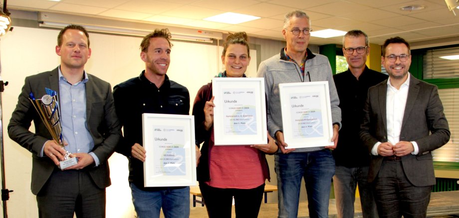 Präsentation des Wanderpokales und der Urkunden nach der Siegerehrung. V. l. n. r. Bastian Staudt, Schulleiter des Gymnasiums auf dem Asterstein; Thomas Nürnberg, Teamcaptain der IGS Koblenz, Anna Grüterich, Teamcaptain des Gymnasiums auf dem Asterstein; Paul Löhnert, Teamcaptain des Eichendorff-Gymnasiums, Ralph Emmerich vom städtischen Radverkehrsteam und der Oberbürgermeister der Stadt Koblenz David Langer. Präsentation des Wanderpokales und der Urkunden nach der Siegerehrung. V. l. n. r. Bastian Staudt, Schulleiter des Gymnasiums auf dem Asterstein; Thomas Nürnberg, Teamcaptain der IGS Koblenz, Anna Grüterich, Teamcaptain des Gymnasiums auf dem Asterstein; Paul Löhnert, Teamcaptain des Eichendorff-Gymnasiums, Ralph Emmerich vom städtischen Radverkehrsteam und der Oberbürgermeister der Stadt Koblenz David Langer.