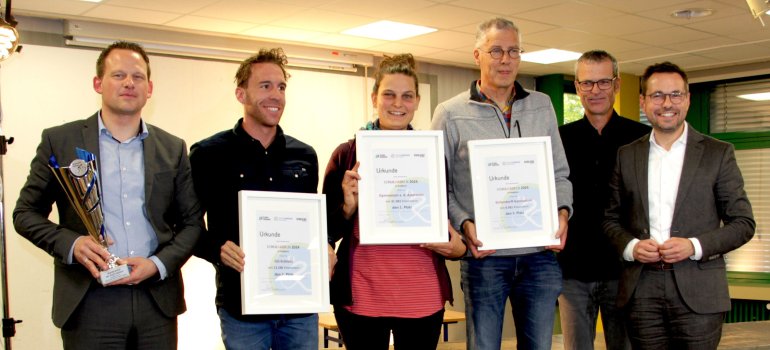 Präsentation des Wanderpokales und der Urkunden nach der Siegerehrung. V. l. n. r. Bastian Staudt, Schulleiter des Gymnasiums auf dem Asterstein; Thomas Nürnberg, Teamcaptain der IGS Koblenz, Anna Grüterich, Teamcaptain des Gymnasiums auf dem Asterstein; Paul Löhnert, Teamcaptain des Eichendorff-Gymnasiums, Ralph Emmerich vom städtischen Radverkehrsteam und der Oberbürgermeister der Stadt Koblenz David Langer. Präsentation des Wanderpokales und der Urkunden nach der Siegerehrung. V. l. n. r. Bastian Staudt, Schulleiter des Gymnasiums auf dem Asterstein; Thomas Nürnberg, Teamcaptain der IGS Koblenz, Anna Grüterich, Teamcaptain des Gymnasiums auf dem Asterstein; Paul Löhnert, Teamcaptain des Eichendorff-Gymnasiums, Ralph Emmerich vom städtischen Radverkehrsteam und der Oberbürgermeister der Stadt Koblenz David Langer.