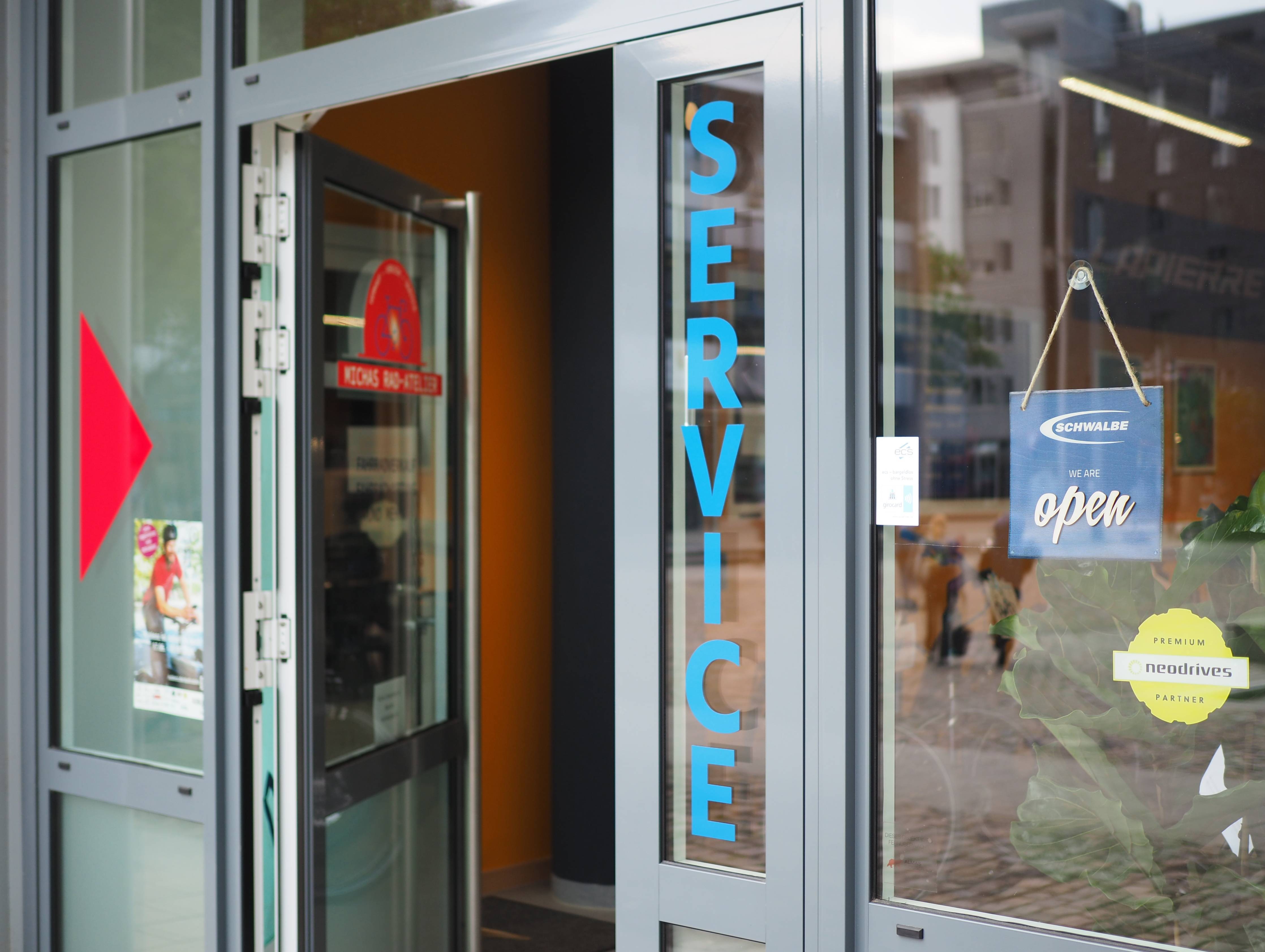 Eingang Reparaturwerkstatt im Fahrradparkhaus am Hauptbahnhof