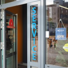 Eingang Reparaturwerkstatt im Fahrradparkhaus am Hauptbahnhof