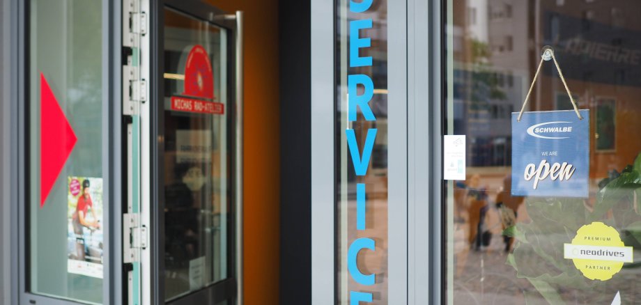 Eingang Reparaturwerkstatt im Fahrradparkhaus am Hauptbahnhof Eingang Reparaturwerkstatt im Fahrradparkhaus am Hauptbahnhof