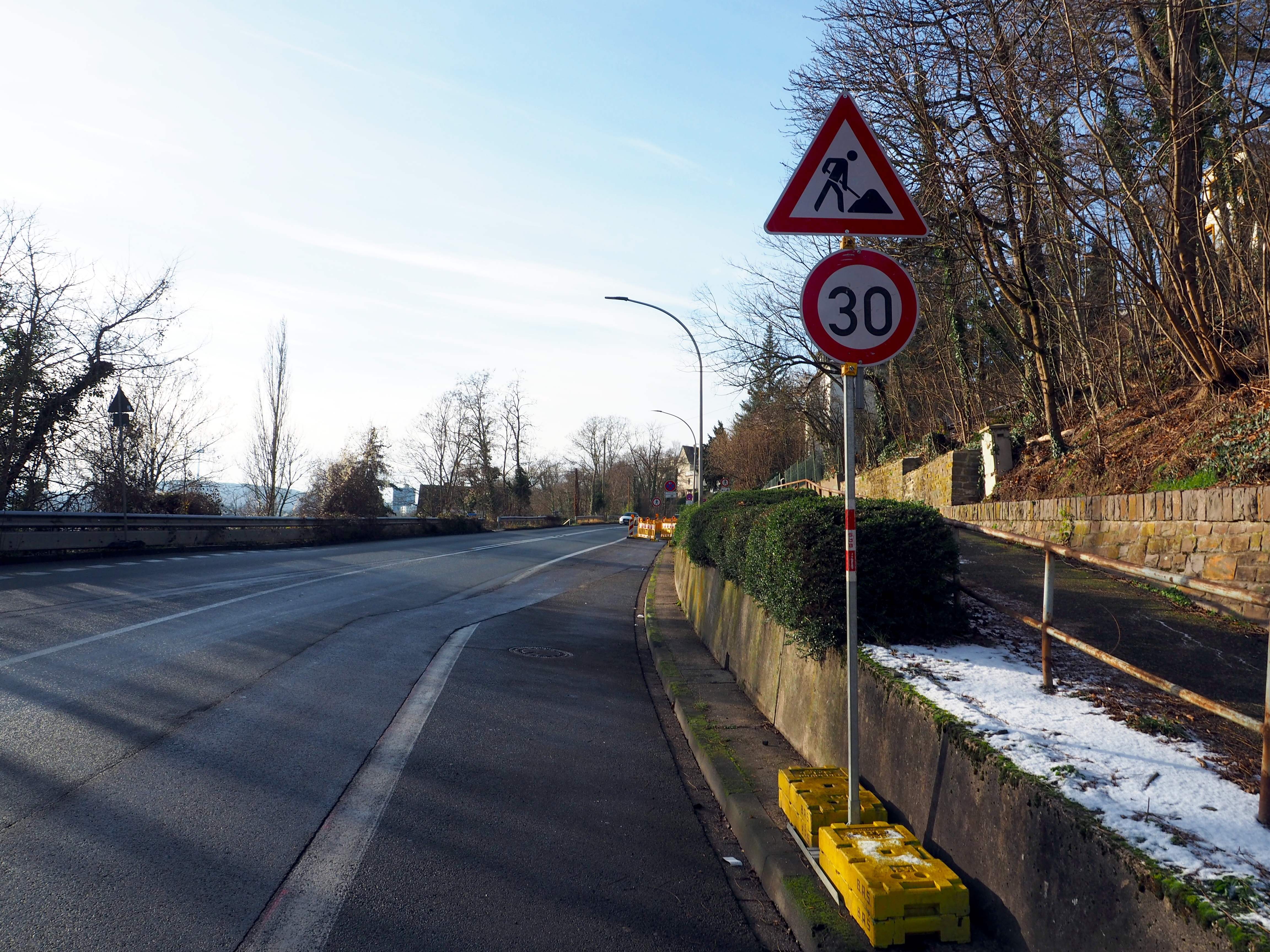 An der Simmerner Straße auf der Karthause wird in Koblenz der Lückenschluss im Radwegenetz vollzogen. 