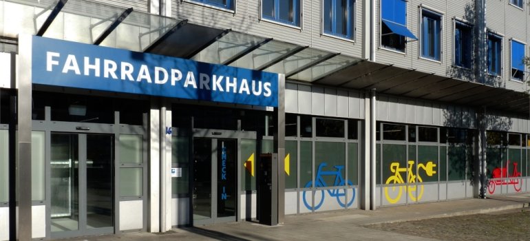 Das Fahrradparkhaus am Hauptbahnhof Koblenz bietet rund um die Uhr sichere und geschützte Stellplätze für verschiedene Arten von Fahrrädern Das Fahrradparkhaus am Hauptbahnhof Koblenz bietet rund um die Uhr sichere und geschützte Stellplätze für verschiedene Arten von Fahrrädern