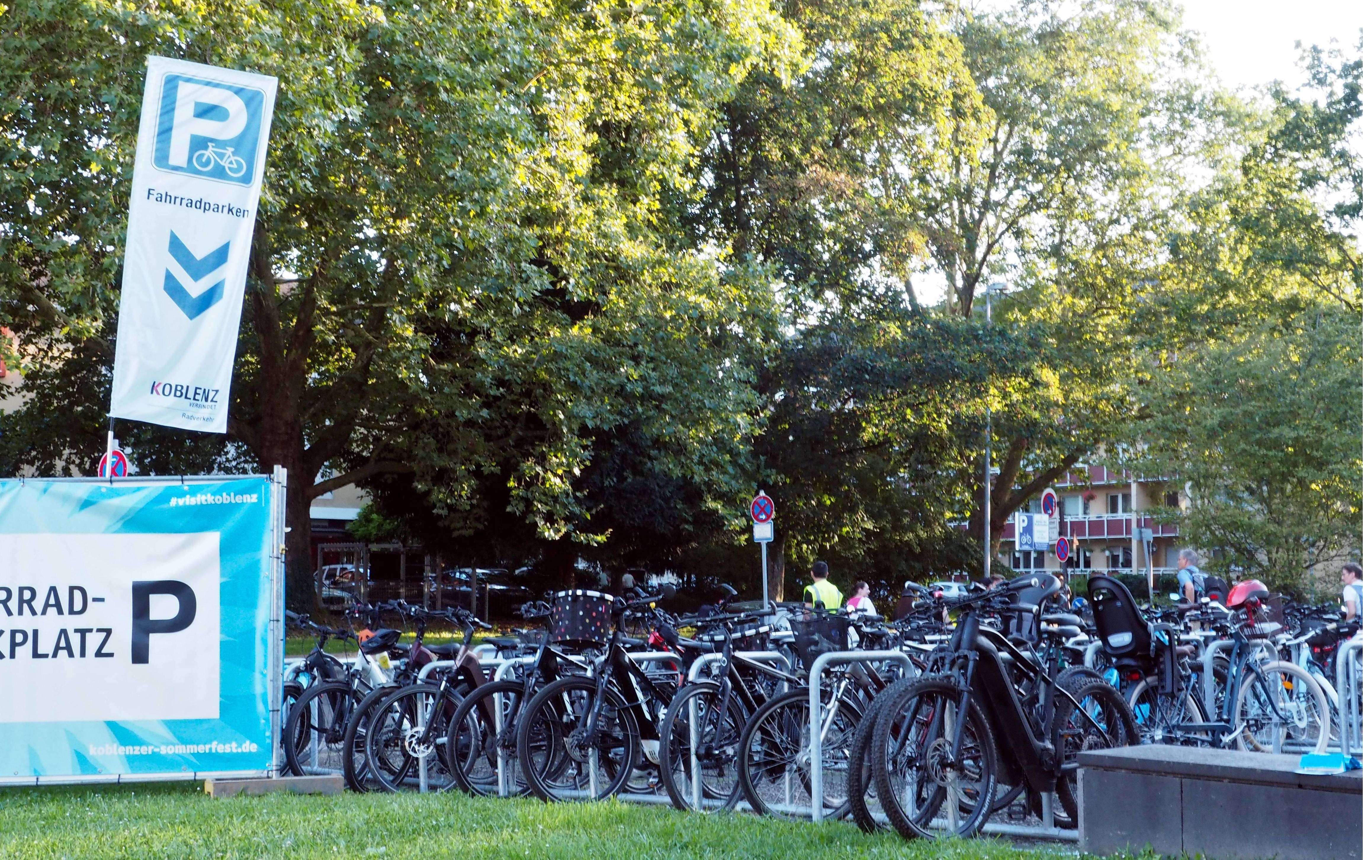 Das kostenlose Angebot des bewachten Fahrradparkens beim Koblenzer Sommerfest 2024 mit Rhein in Flammen wurde von vielen BesucherInnen begrüßt und rege genutzt.