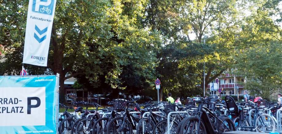 Das kostenlose Angebot des bewachten Fahrradparkens beim Koblenzer Sommerfest 2024 mit Rhein in Flammen wurde von vielen BesucherInnen begrüßt und rege genutzt. Das kostenlose Angebot des bewachten Fahrradparkens beim Koblenzer Sommerfest 2024 mit Rhein in Flammen wurde von vielen BesucherInnen begrüßt und rege genutzt.