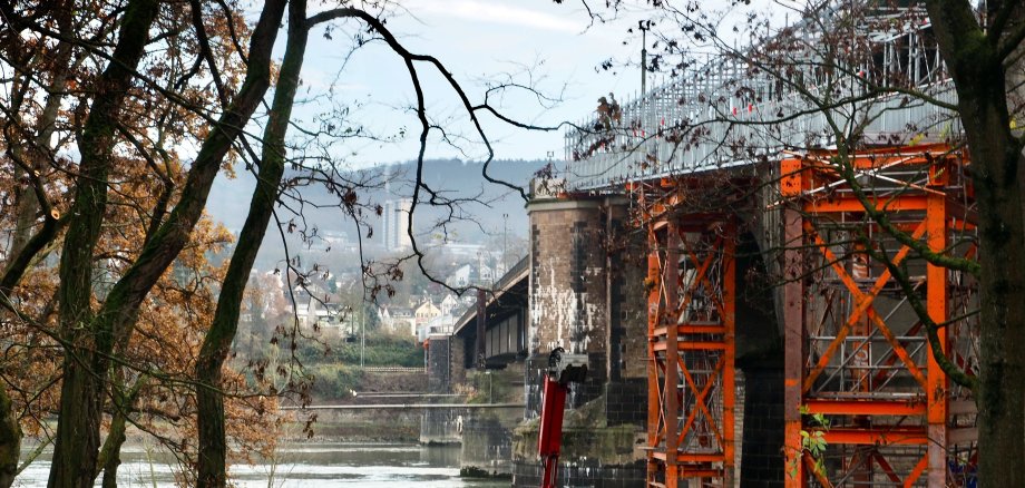 Der provisorische Gehweg auf der Unterstromseite der Horchheimer Brücke ist ab dem 26. Oktober nicht mehr passierbar. Er wird im Zuge der Bahnarbeiten am Stellwerk in Horchheim abgebaut. Der provisorische Gehweg auf der Unterstromseite der Horchheimer Brücke ist ab dem 26. Oktober nicht mehr passierbar. Er wird im Zuge der Bahnarbeiten am Stellwerk in Horchheim abgebaut.
