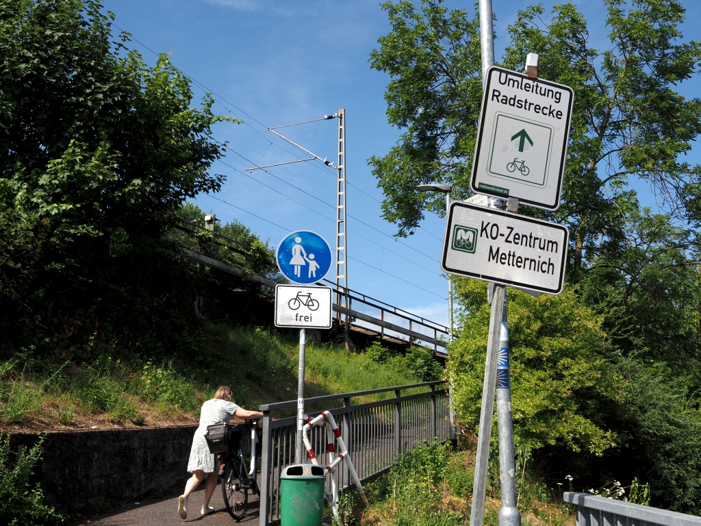 Für die Dauer der Sperrung des Moselradwegs entlang der B 416 wurde eine Umleitung über die Gülser Brücke eingerichtet und die Umlaufschranken entfernt.