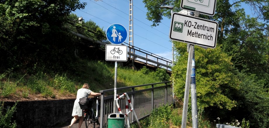 Für die Dauer der Sperrung des Moselradwegs entlang der B 416 wurde eine Umleitung über die Gülser Brücke eingerichtet und die Umlaufschranken entfernt. Für die Dauer der Sperrung des Moselradwegs entlang der B 416 wurde eine Umleitung über die Gülser Brücke eingerichtet und die Umlaufschranken entfernt.