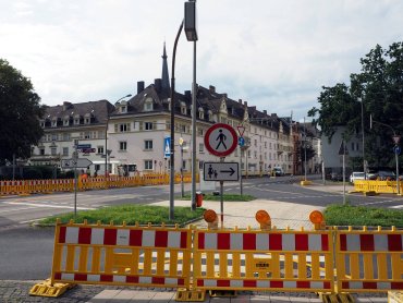 Die Bauarbeiten zum Umbau des Kreuzungsbereiches Neverstraße/Hohenzollernstraße haben begonnen und die neue Verkehrsführung während der Bauphase wurde eingerichtet.