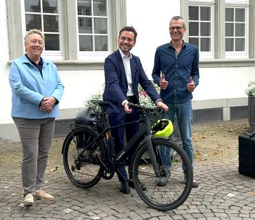 Bürgermeisterin Ulrike Mohrs, Oberbürgermeister David Langner und Ralph Emmerich vom Radverkehrsteam der Stadt Koblenz eröffnen die STADTRADELN-Kampagne 2024 symbolisch mit einem Startklingeln. Bürgermeisterin Ulrike Mohrs, Oberbürgermeister David Langner und Ralph Emmerich vom Radverkehrsteam der Stadt Koblenz eröffnen die STADTRADELN-Kampagne 2024 symbolisch mit einem Startklingeln.
