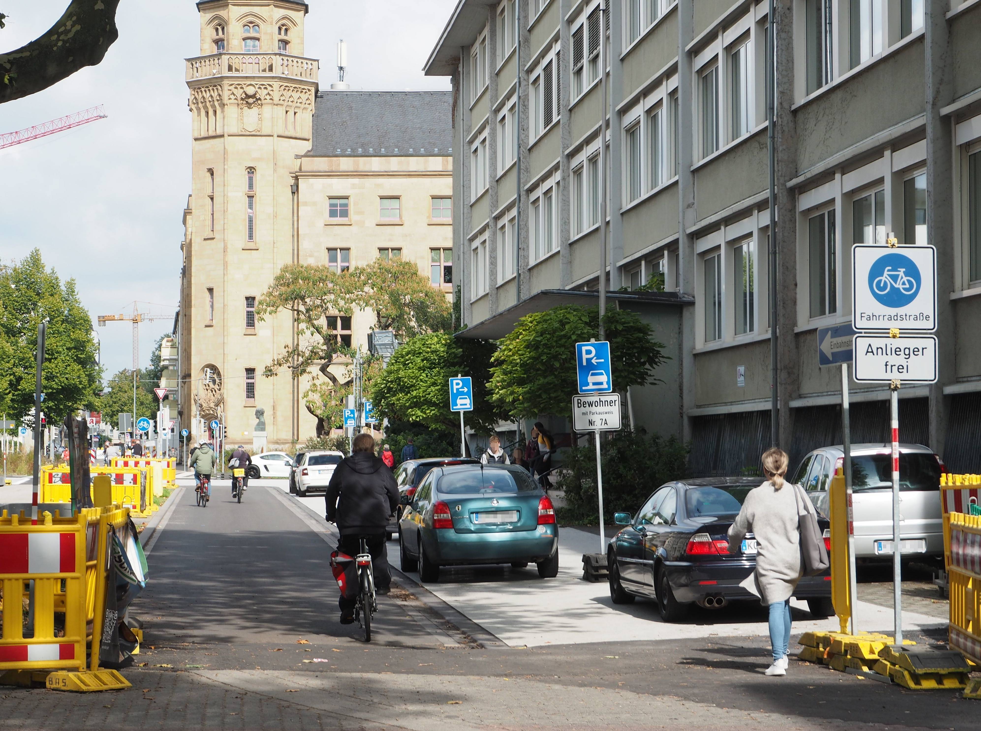 Südallee im für den Verkehr freigegebenen Abschnitt vor dem Max-von-Laue-Gymnasium zwischen Rizzastraße und Friedrich-Ebert-Ring