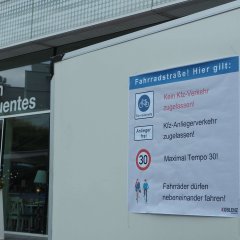 Plakat Fahrradstraße: Hier gilt! vor dem Forum Confluentes