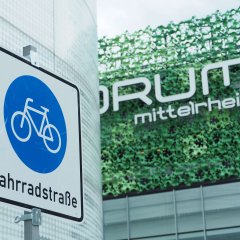 Fahrradstraßenschild u. Forum Mittelrhein