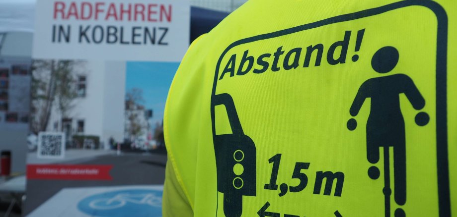 Warnweste mit Überholabstand Warnweste mit Überholabstand