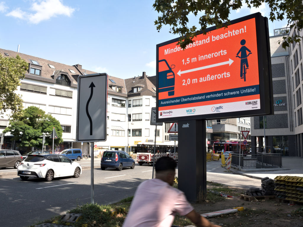 Großflächige Aufforderung zur Einhaltung des gesetzlich vorgeschriebenen Mindestüberholabstands von Kfz zum Radverkehr in der Hohenfelder Straße.