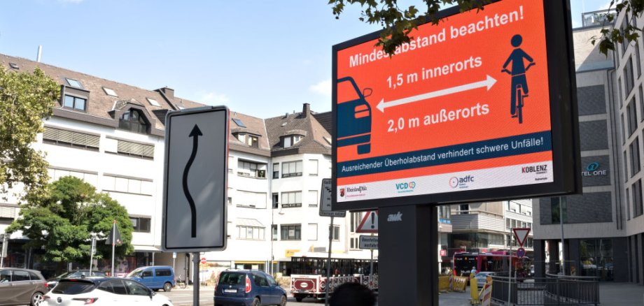 Großflächige Aufforderung zur Einhaltung des gesetzlich vorgeschriebenen Mindestüberholabstands von Kfz zum Radverkehr in der Hohenfelder Straße. Großflächige Aufforderung zur Einhaltung des gesetzlich vorgeschriebenen Mindestüberholabstands von Kfz zum Radverkehr in der Hohenfelder Straße.