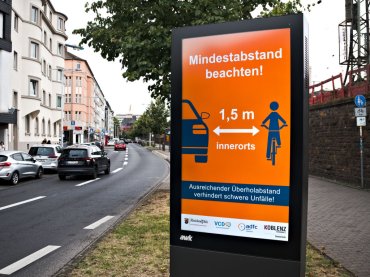 Die Aufforderung zur Einhaltung des gesetzlich vorgeschriebenen Mindestüberholabstands von Kfz zum Radverkehr über den Citylight-Bildschirm in der Löhrstraße. Die Aufforderung zur Einhaltung des gesetzlich vorgeschriebenen Mindestüberholabstands von Kfz zum Radverkehr über den Citylight-Bildschirm in der Löhrstraße.