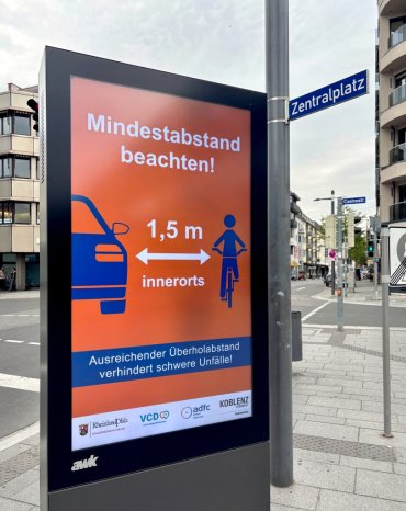 In diesem Jahr sensibilisieren City-Light-Screens im Koblenzer Stadtgebiet für die Einhaltung des gesetzlich vorgeschriebenen Mindestüberholabstands von Kraftfahrzeugen zum Radverkehr, um die Sicherheit beim Überholen zu erhöhen. In diesem Jahr sensibilisieren City-Light-Screens im Koblenzer Stadtgebiet für die Einhaltung des gesetzlich vorgeschriebenen Mindestüberholabstands von Kraftfahrzeugen zum Radverkehr, um die Sicherheit beim Überholen zu erhöhen.
