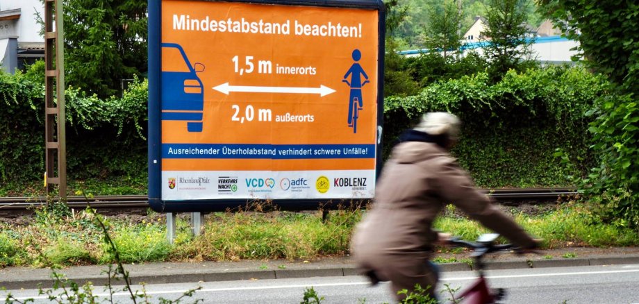 In der Mainzer Straße weist ein gut sichtbares Großflächenplakat alle Verkehrsteilnehmende darauf hin, dass sie den gesetzlich vorgeschriebenen Mindestüberholabstand zu Radfahrenden einhalten müssen. In der Mainzer Straße weist ein gut sichtbares Großflächenplakat alle Verkehrsteilnehmende darauf hin, dass sie den gesetzlich vorgeschriebenen Mindestüberholabstand zu Radfahrenden einhalten müssen.